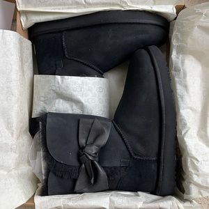 NEVER WORN DAELYNN UGGS WITH BOX/WRAPPING